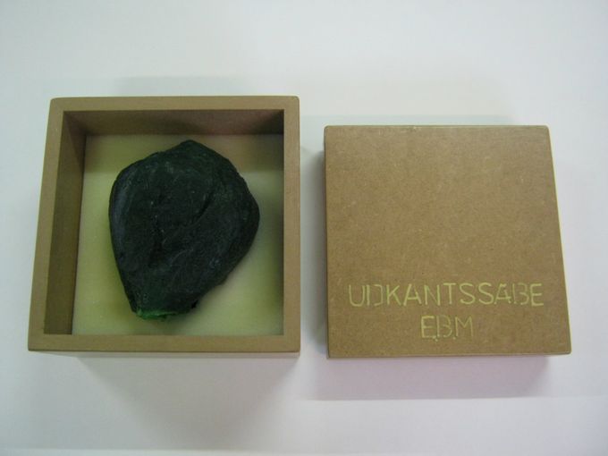
Udstillingen Multimarked på skulpturi 2012.
Her sætte jeg nogle regler op for mig selv, at skulpturen skulle være enkelt, konsekvent, følsom og humoristisk.
Det resulteret i en udkantssæbe, lavet fra en afstøbning af en roe og støbt i sæbe.
